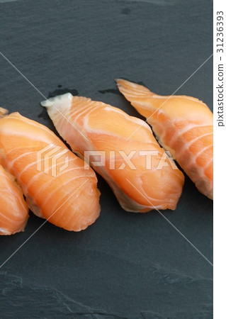 鮭魚握壽司排列在石板板上 鮭魚握壽司排列在石板板上 31236393