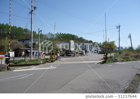 在JR Koumi線鐵路的最高點的平交道口 31237644