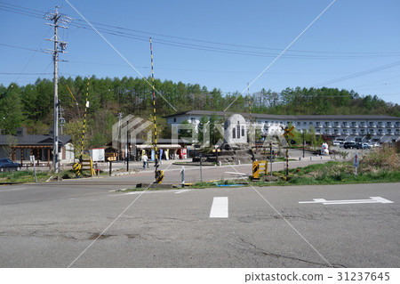 在JR Koumi線鐵路的最高點的平交道口 31237645
