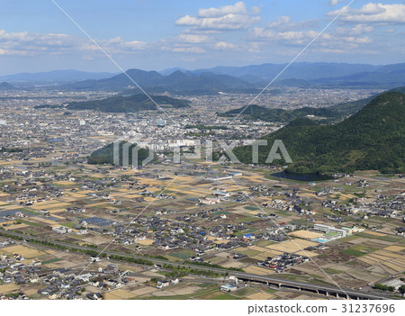Zentsuji市的鳥瞰圖（前面是Kagamiyama，左邊是Koyama，遠處是Sanuki山） 31237696