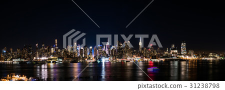 Panoramic night view of New York / Manhattan 31238798