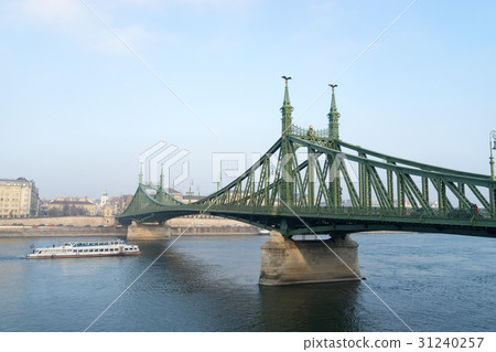 Sabacheag橋樑和船的圖像在布達佩斯 31240257