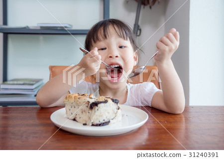 Little girl eating bread with chocolate at home 31240391
