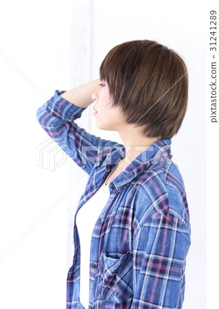 Young lady's hair style 31241289