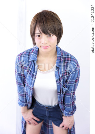 年輕女士的髮型 31241324