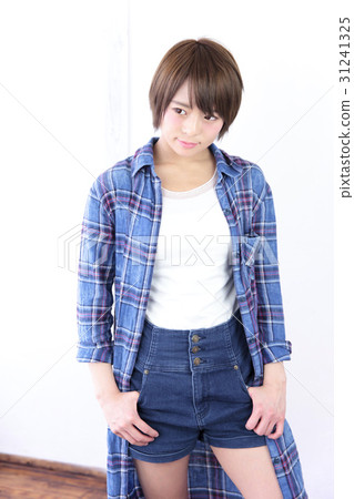 年輕女士的髮型 31241325