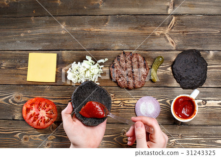 hands to raise the Burger, spread the ketchup on hands to raise the Burger, spread the ketchup on 31243325