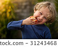 5 year old child eating an apple 31243468