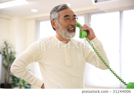高級男性打電話 31244006