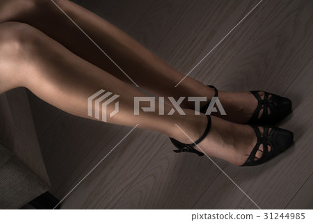 Business women's feet, legs, pumps, high heels Business women's feet, legs, pumps, high heels 31244985