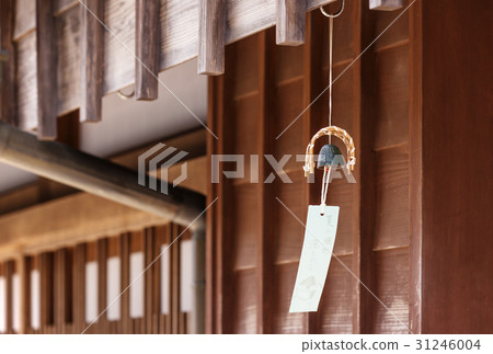 Old house and wind chimes, wind chimes under the eaves, Showa era scenery, summer image, Japanese style image, image material 31246004