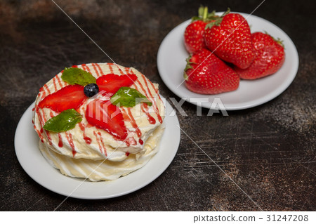 White creamy round cake with strawberries and mint 31247208