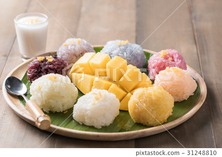 ripe mango with sticky rice on wood background 31248810