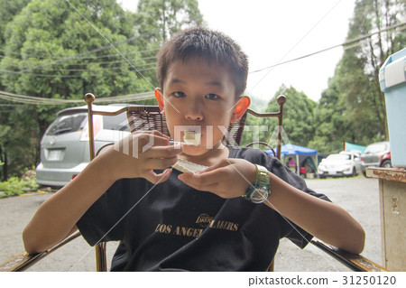 吃蛋糕的小男孩 吃蛋糕的小男孩 31250120