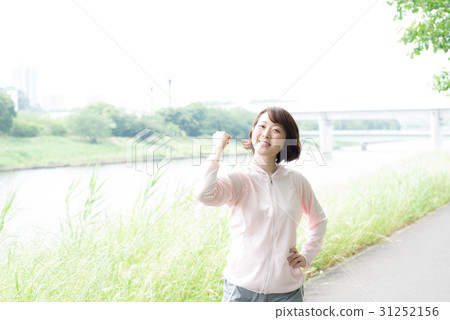 奔跑的女人 31252156