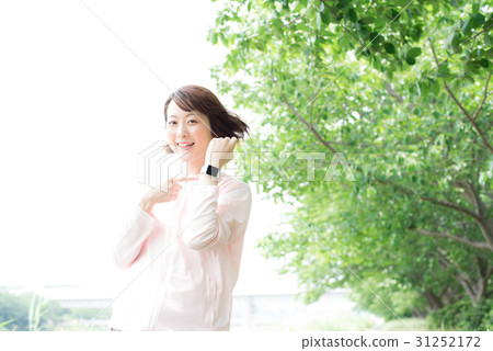 Running woman 31252172