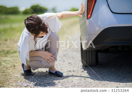 A woman who checks under the car 31253264