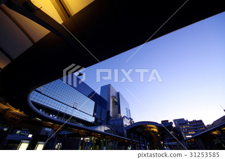 在京都駐地a前面的黃昏黃昏公共汽車總站 31253585