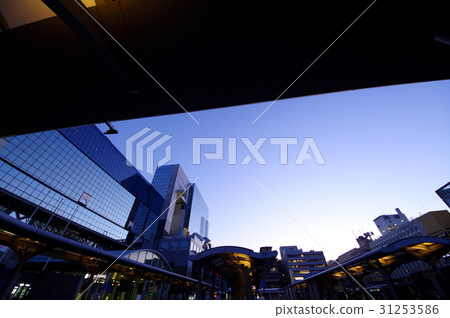 在京都駐地b前面的黃昏黃昏公共汽車總站 在京都駐地b前面的黃昏黃昏公共汽車總站 31253586