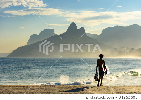 Boy looking the sea 31253603