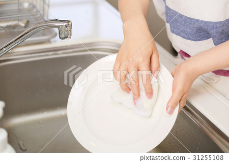 一個女人洗碗 一個女人洗碗 31255108