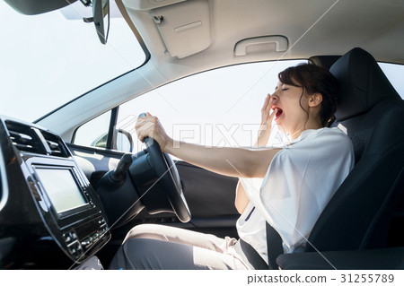 Yawn woman driver 31255789