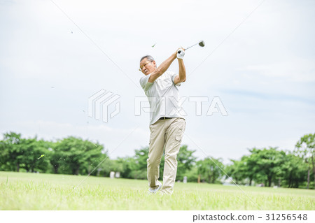 在高爾夫俱樂部揮桿的老人 在高爾夫俱樂部揮桿的老人 31256548