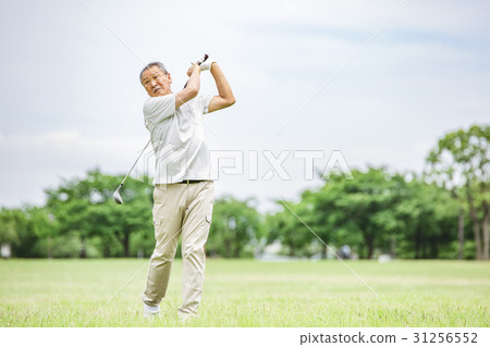 Senior men who swing in golf clubs 31256552