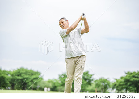 在高爾夫俱樂部揮桿的老人 31256553