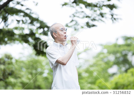 Senior men who hydrate Senior men who hydrate 31256832