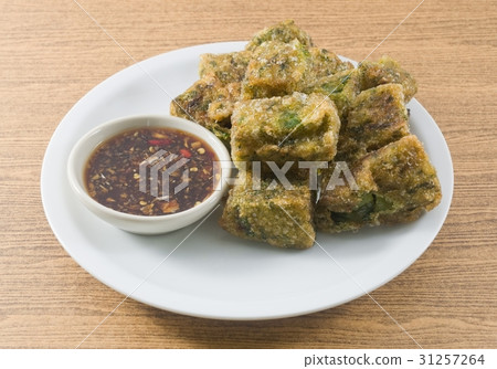 Fried Steamed Garlic Chives Dumpling with Sauce 31257264