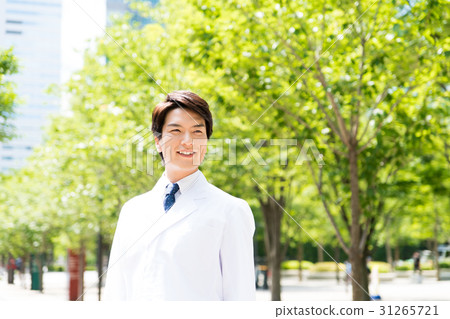 一個穿著白大褂的年輕人 一個穿著白大褂的年輕人 31265721