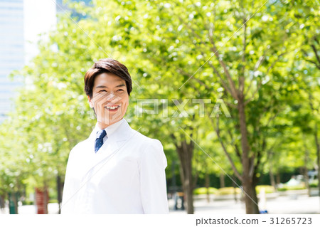 一個穿著白大褂的年輕人 一個穿著白大褂的年輕人 31265723