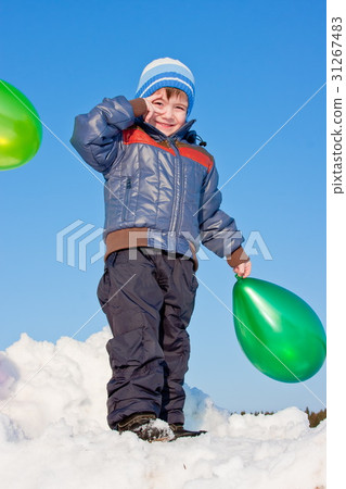 little boy with air marbles 31267483