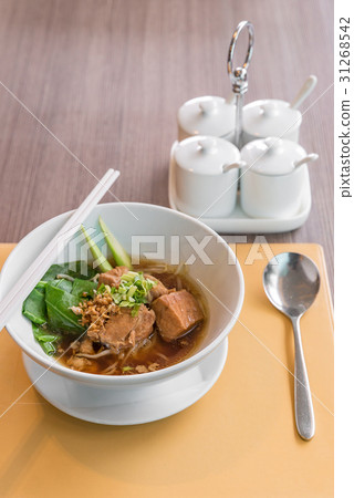Noodle with pork stew 31268542