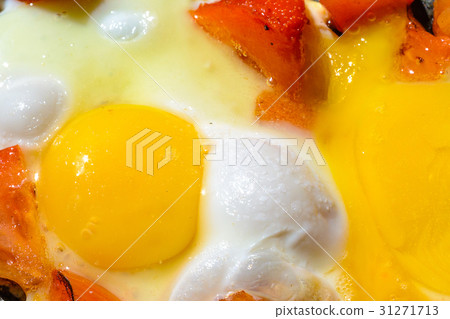 Scrambled eggs with roasted tomatoes. 31271713