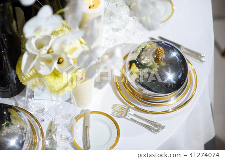 Beautiful table setting with crockery and flowers Beautiful table setting with crockery and flowers 31274074