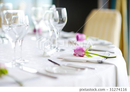 Beautiful table setting with crockery and flowers 31274116