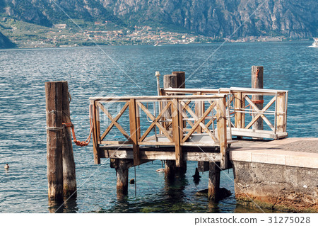 Lake Garda is the largest lake in Italy. It is Lake Garda is the largest lake in Italy. It is 31275028