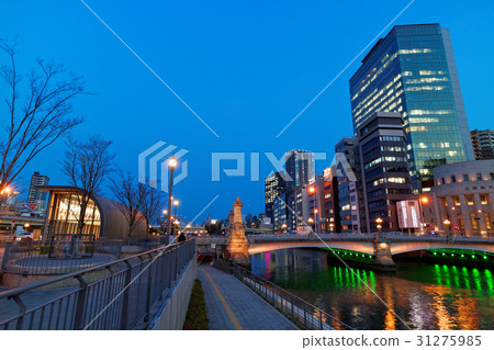 從大阪中之島公園看到的難波橋 從大阪中之島公園看到的難波橋 31275985