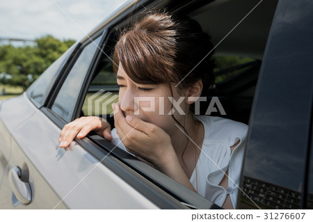 Car sick woman 31276607