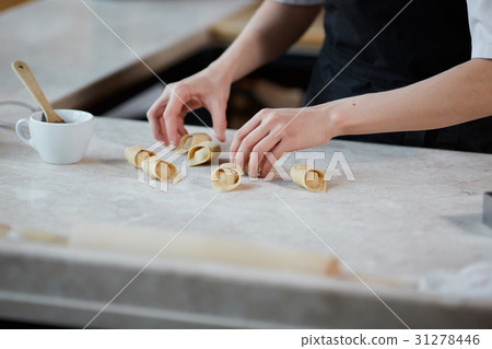 Unrecognizable cook forming pasta 31278446