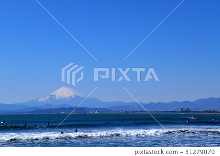 People who surf on Shonan Coast where Mt. Fuji can be seen under blue sky 31279070