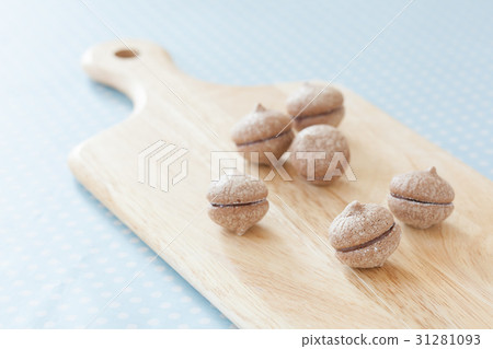 Cake making chocolate sandwich cookie at home 31281093