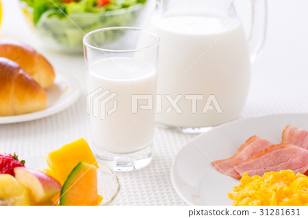 早餐,牛奶 早餐,牛奶 31281631