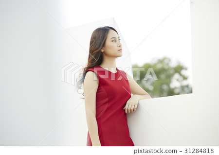 Young girl is thinking something on the balcony 31284818