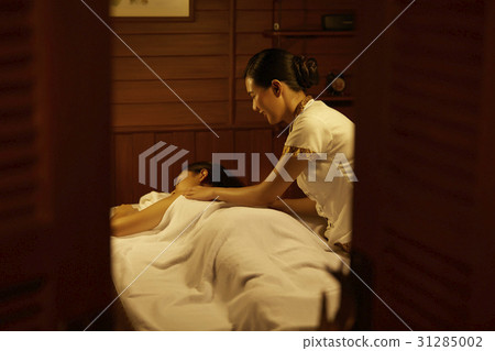 A therapist is doing body massage in spa. 31285002