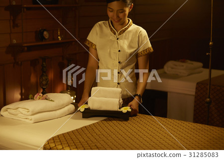 The staff is preparing towels in the spa 31285083