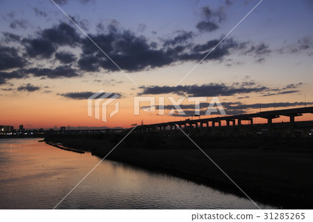 黃昏的荒川排水道（西新橋：上游側） 31285265