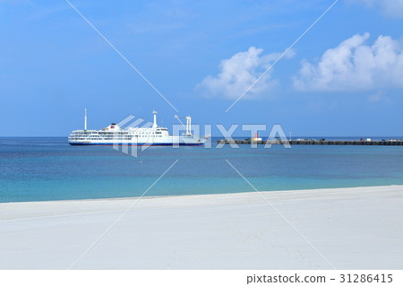 White beach and large passenger boat 31286415